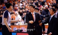 [포토]테크니컬 파울 받은 동부 김영만 감독