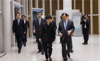 朴대통령, 리콴유 국장 참석후 30일 새벽 귀국 