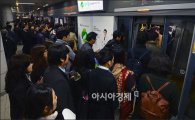 9호선 신호 장애로 전 구간 운행 지연…출근길 시민들 '발 동동'