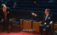 [포토]대화 나누는 김장수 주중대사-유흥수 주일대사 