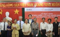 한화생명, 베트남 취약계층에 건강보험증 800장 전달