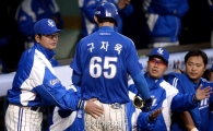 [포토]류중일 감독, '선제 투런포 친 구자욱 엉덩이 토닥'