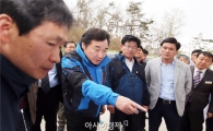 [포토]빛가람 혁신도시 수돗물 탁수 보고받는 이낙연 전남도지사