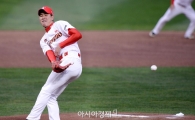 [포토]김광현, '첫 타자부터 안타 허용'