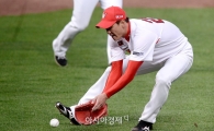 [포토]번트 수비하는 SK 김광현