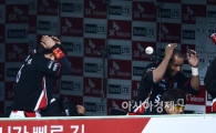 [포토]'파울타구, 더그아웃 습격사건'