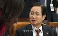 [포토]보고 받는 김용희 중앙선관위 사무총장