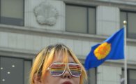 [포토]성노동자 뒤로 휘날리는 헌재 깃발 