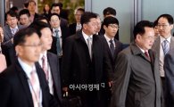 [포토]인천공항으로 입국하는 북한 대표단