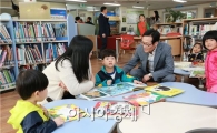 [포토]임영일 광주시 동구청장 권한대행, 작은도서관 순방
