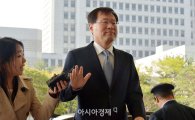 [포토]취재진의 질의에 답변 거부하는 김진태 검찰총장