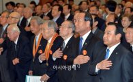 [포토]국민의례하는 이완구 국무총리, '제96주년 대한민국 임시정부 수립 기념식' 개최