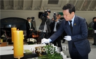 [포토]헌화하는 윤장현 광주시장