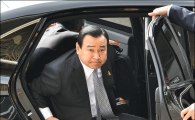 [포토]차에서 내리는 이완구 총리