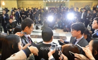[포토]플래쉬 세례받는 이완구 총리