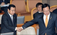 [포토]악수하는 이완구·정의화