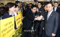 [포토]사퇴 촉구 피켓 바라보는 이완구 총리