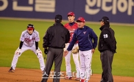 KBO, '항의 퇴장' 김기태 KIA 감독에 '엄중경고'