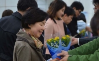 [포토]꽃화분 하나에 미소가득 