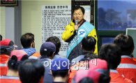 천정배 후보, 공식선거운동 첫날 환경미화원 찾아 격려