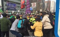 세월호 유족·시민들 경찰과 충돌 중…불상사 우려