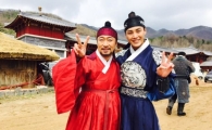 광해군 아역 이태환 "존경하는 이성민 선배님" 다정샷 공개