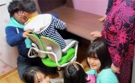 삼성, '책상을 부탁해' 캠페인 진행…조손가정 책상·의자 전달