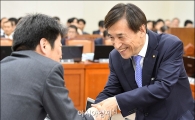 [포토]인사하는 이주열 총재