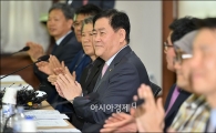 [포토]박수치는 최경환 부총리