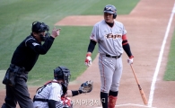 [포토]김태균, '스트라이크 맞아요?'
