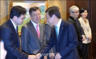 [포토]경제연구소장 만나는 이주열 한은총재