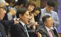 [포토]발언하는 이주열 한은총재