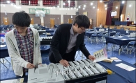 [포토]투표지분류기 점검하는 선관위 관계자