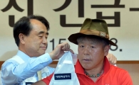 [포토]대한적십자사 단복 수여 받는 엄홍길 긴급구호대장