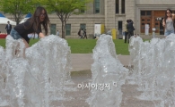 [포토]때이른 더위 속 분수대와 함께하는 시민들