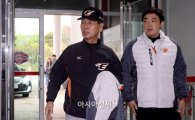 [포토]김성근 감독, '우천 취소에도 출근 합니다'