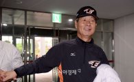 [포토]밝은 표정으로 경기장 들어서는 김성근 감독