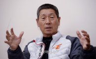 [포토]취재진과 인터뷰하는 김성근 감독