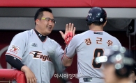 [포토]조인성, '근우야, 밀어내기 선취 득점 좋았어'