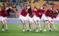 [포토] 여자친구, 축구장 분위기를 UP!