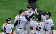 [포토]김회성, '마운드 위 승리의 하이파이브'