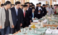 [포토]청자판매장 둘러보는 이낙연 전남도지사