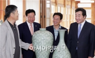 [포토]강진 청자에 대해 설명을 듣고있는 이낙연 전남도지사