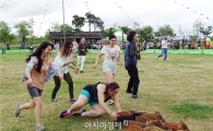 [포토]멧돼지 잡기 체험하는 외국인들