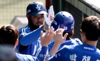 [포토]나바로, '박석민, 역전 희생타 좋았어'