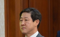 [포토]국기에 대한 경례하는 유기준 해수부 장관 