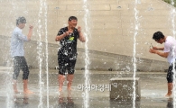 [포토]오늘은 입하....더위 식히는 어린이들