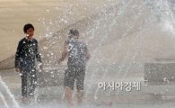 [포토]'시원한 물줄기를 맞으며'