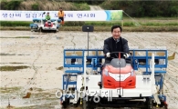 [포토]이낙연 전남도지사, 벼 무논점파 시연