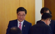 [포토]인사 나누는 이기권 장관